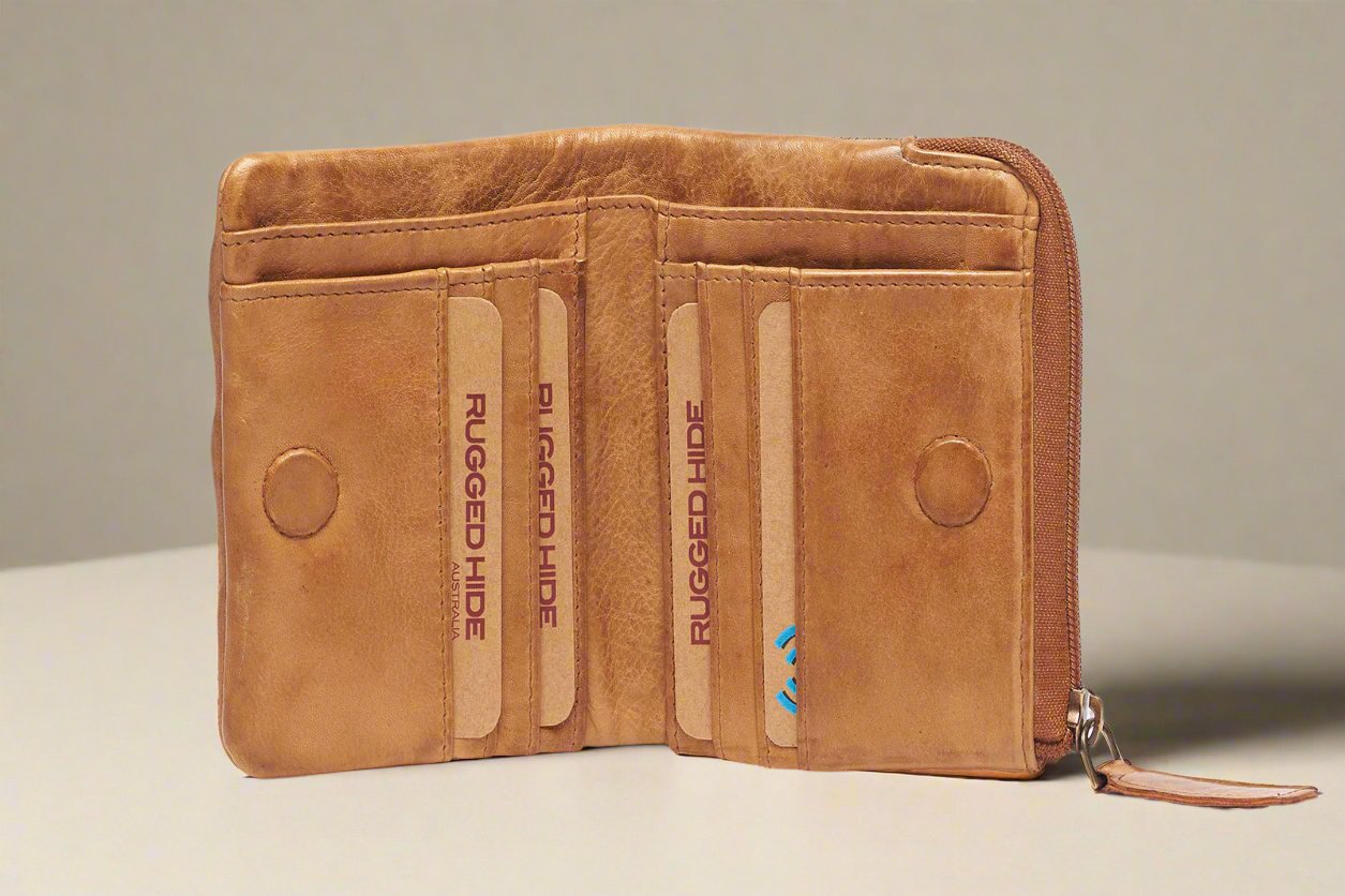 LA115 Small Bi-Fold Leather Wallet