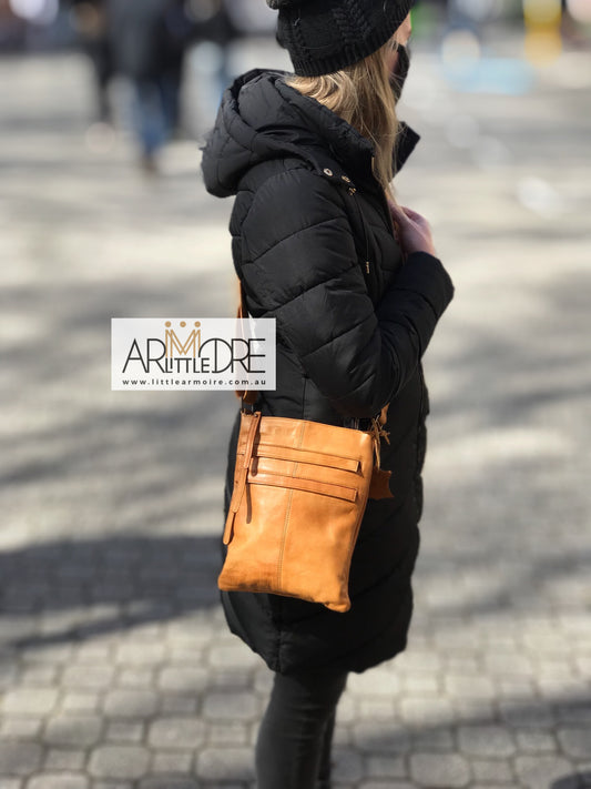 LA4688 Cross Body Leather Bag